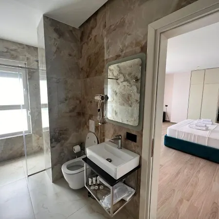 Hotel Leon - Front 4*