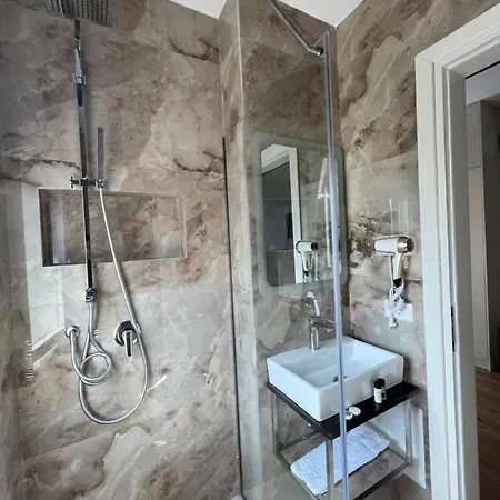 Leon - Front Shëngjin