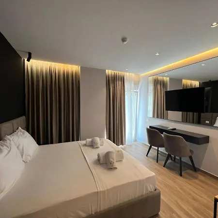 Leon - Front Hotel Shëngjin