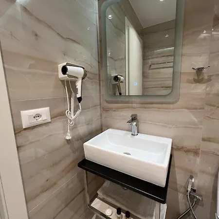 Leon - Front Szálloda