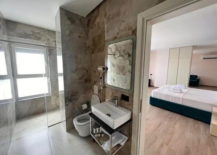 Hotel Leon - Front 4*